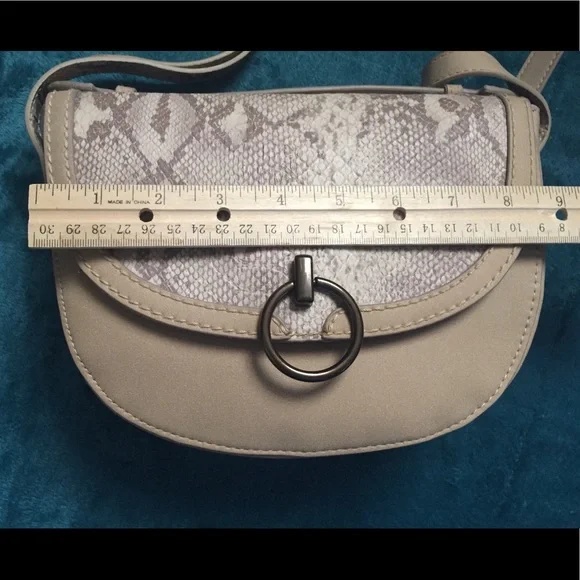 Universal Thread Tan Snakeskin Crossbody New - Picture 6 of 13